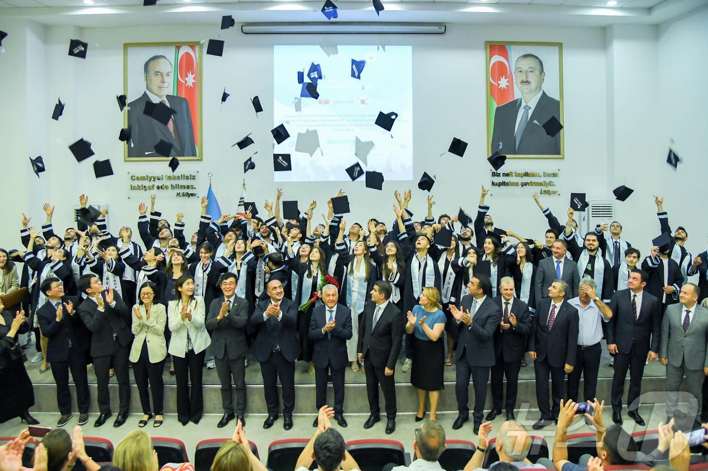 제1회 INHA-BEU DDP 졸업식에서 학생들이 학사모를 하늘에 날리는 기념 세레모니를 하고 있다.(인하대 제공)2024.7.15/뉴스1