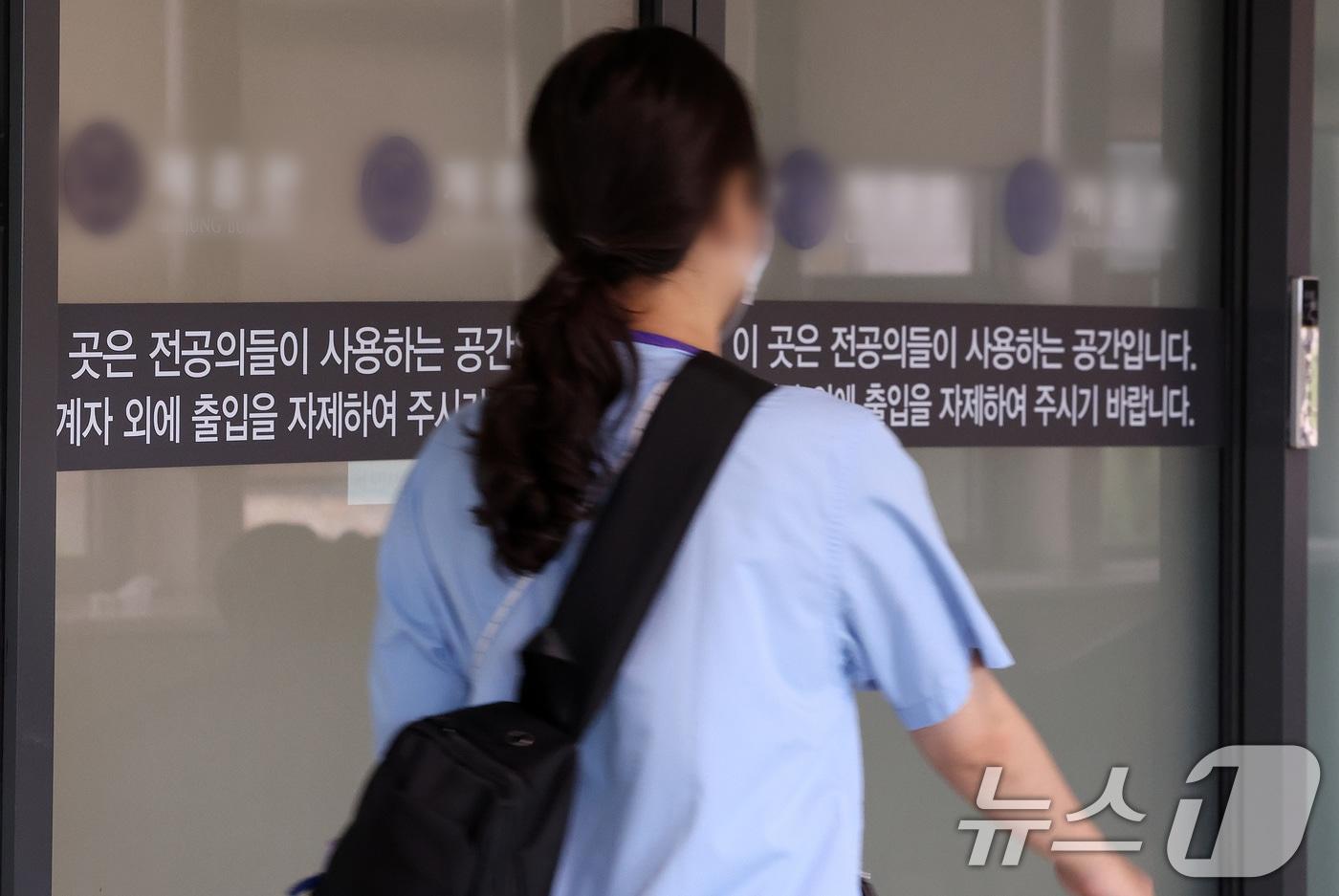 본문 이미지 - 정부가 제시한 전공의들의 사직 처리 마감 시한인 15일 서울 시내의 한 대학병원 전공의 전용공간 앞으로 의료진이 이동하고 있다. 2024.7.15/뉴스1 ⓒ News1 이동해 기자