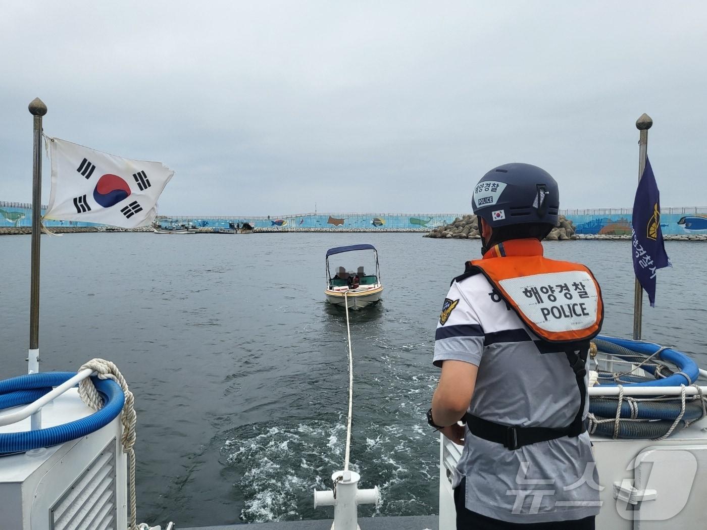 본문 이미지 - 해경이 기관고장으로 멈춰선 모터보트를 예인하고 있다.(속초해경 제공) 2024.7.15/뉴스1