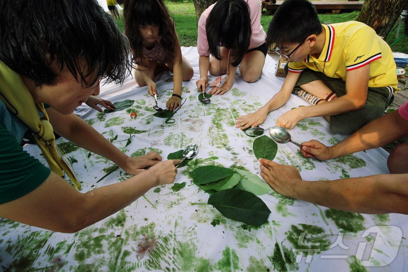 한국산림복지진흥원 산림교육프로그램 모습. (한국산림복지진흥원 제공)/뉴스1