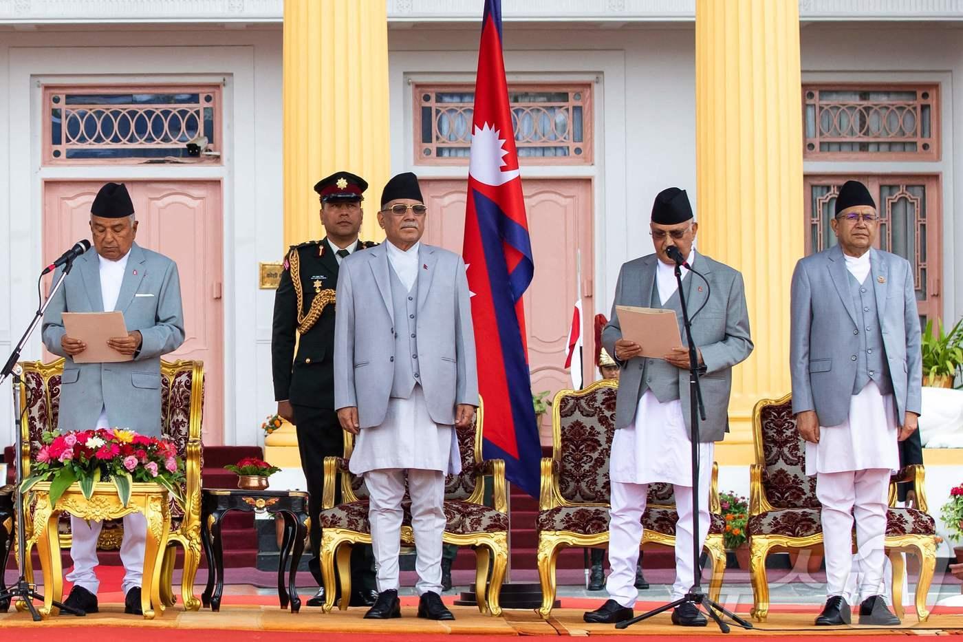 본문 이미지 - 카드가 프라사드 샤르마 올리 네팔 신임 총리(오른쪽 두번째)가 15일 카트만두 대통령관저에서 람 찬드라 파우델 대통령(왼쪽)이 지켜보는 가운데 총리 취임선서를 하고 있다. 네팔 공산당 대표로서 친중 성향인 올리의 총리 취임은 이번이 4번째이다. 2024.07.15 ⓒ AFP=뉴스1 ⓒ News1 장시온기자