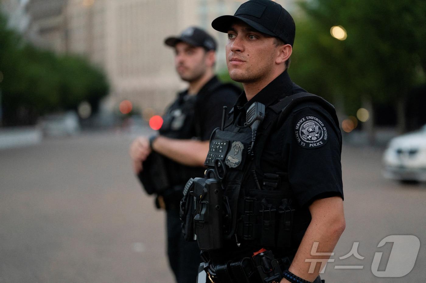 13일(현지시간) 미국 워싱턴 백악관 밖에서 미국 비밀경호국 대원들이 경비를 서고 있다. 2024.07.13/ ⓒ 로이터=뉴스1 ⓒ News1 권진영 기자