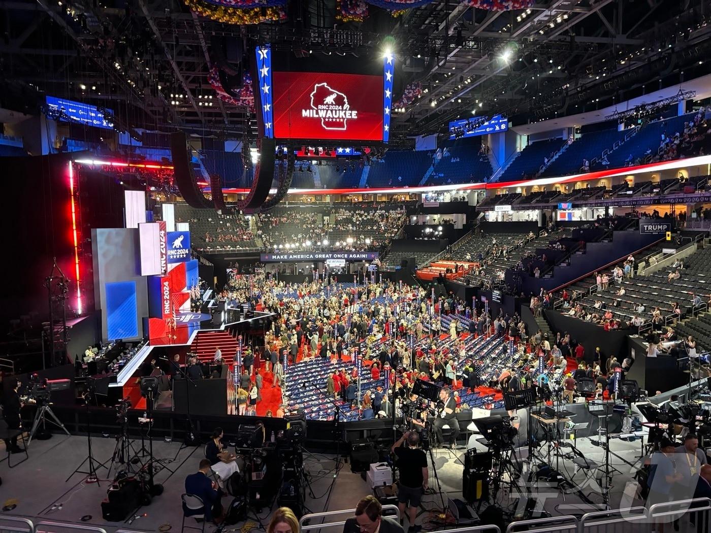 본문 이미지 - 도널드 트럼프 전 대통령을 공화당 대선후보로 공식 선출하기 위한 전당대회가 15일&#40;현지시간&#41; 위스콘신주 밀워크 &#39;파이서브 포럼&#39;에서 개막했다. 2024.07.15