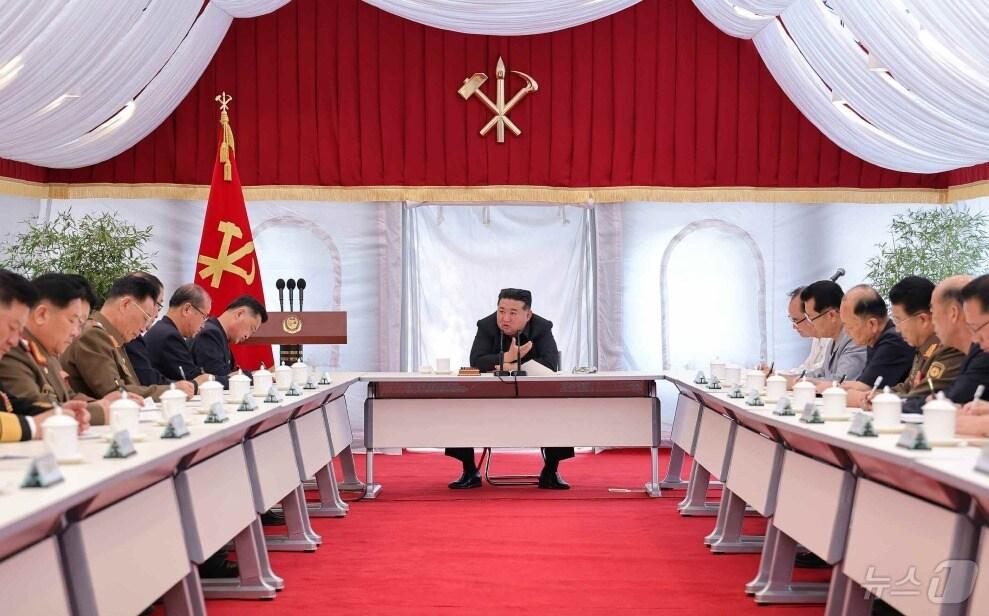 본문 이미지 - (평양 노동신문=뉴스1) = 신포시를 찾은 북한 김정은 노동당 총비서.[국내에서만 사용가능. 재배포 금지. DB 금지. For Use Only in the Republic of Korea. Redistribution Prohibited] rodongphoto@news1.kr