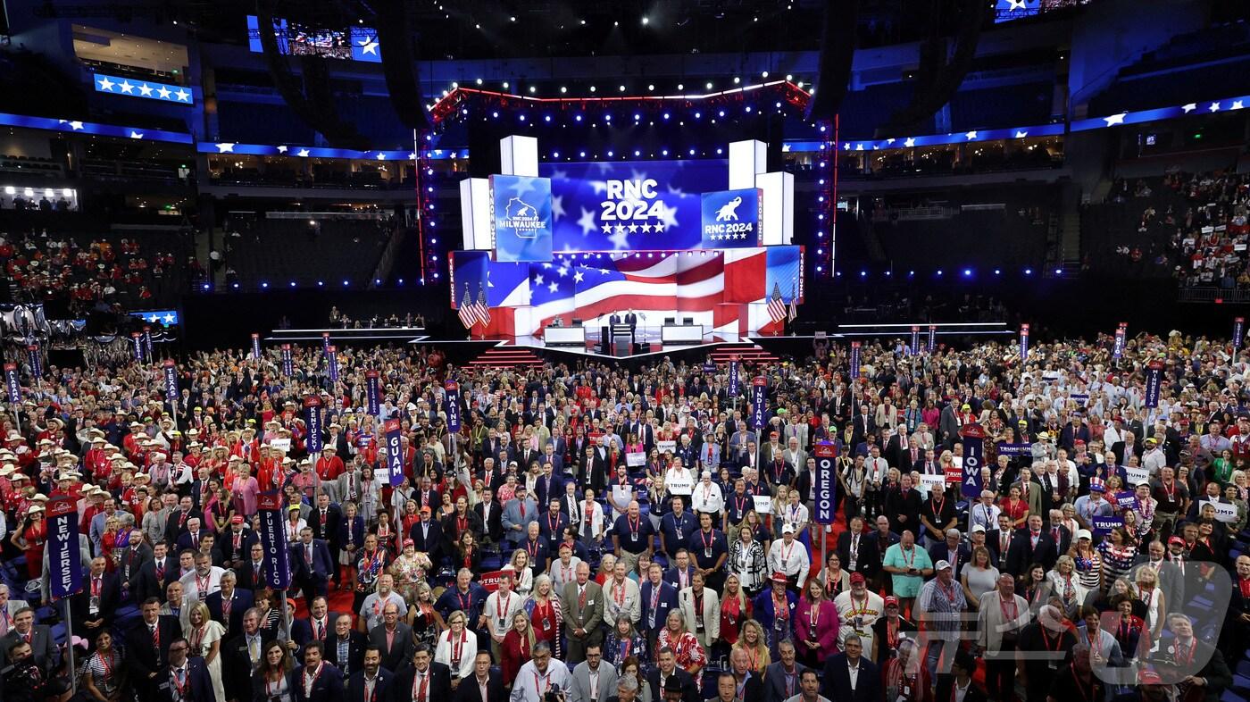 15일(현지시간) 미국 위스콘신주 밀워키에서 열린 공화당 전당대회에서 첫 세션이 끝난 후 참석지들이 사진 촬영을 하고 있다. 도널드 트럼프 전 미국 대통령이 이날 공화당 대선 후보로 공식 지명되면서 2016년, 2020년에 이어 세 번째로 대선에 도전하게 됐다. 2024.07.16. ⓒ 로이터=뉴스1 ⓒ News1 장시온 기자