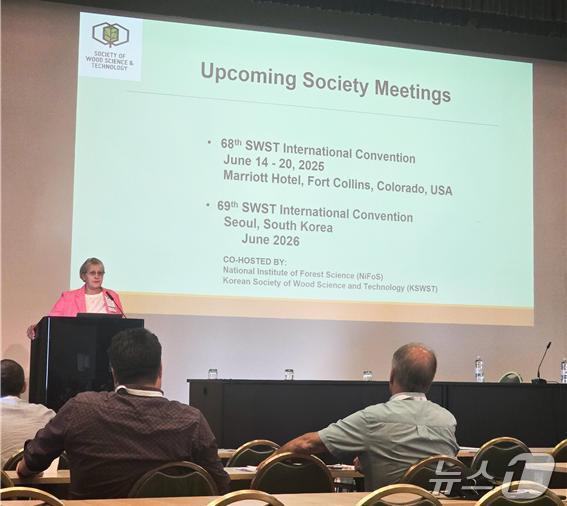 본문 이미지 - 제69차 SWST 학술대회 한국 유치 확정 선언 현장 모습. (산림청 국립산림과학원 제공)/뉴스1