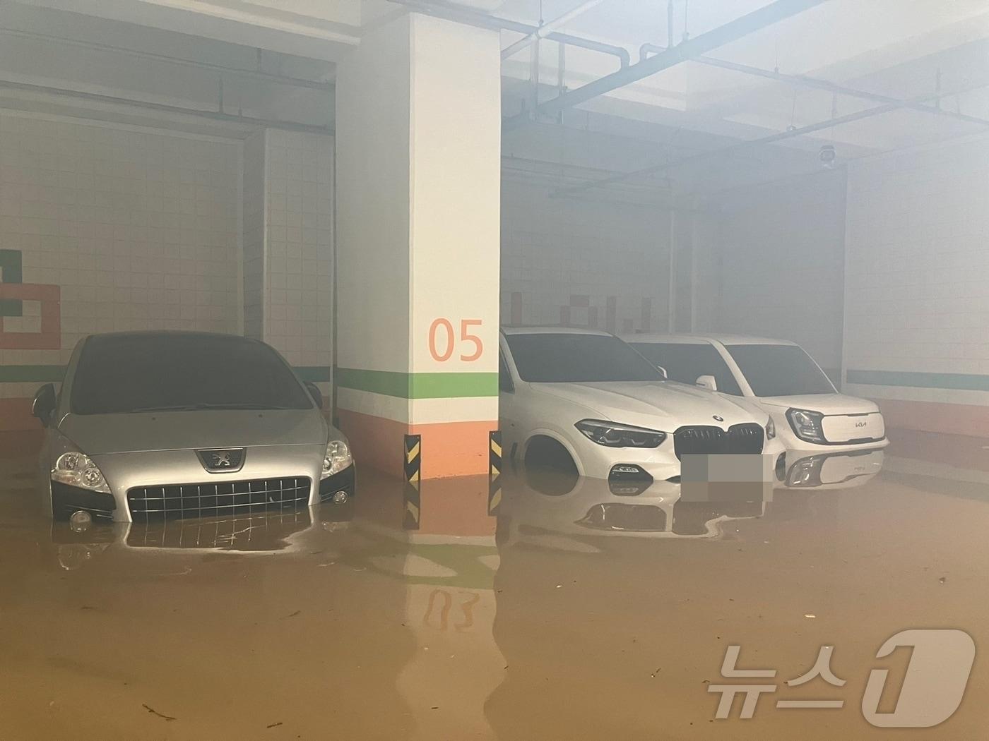 본문 이미지 - 남·서해안 지역에 많은 비가 내린16일 오전 전남 완도군 완도읍 한 아파트 지하주차장이 침수돼 차량 일부가 잠겨 있다.(전남소방본부 제공) 2024.7.16/뉴스1 
