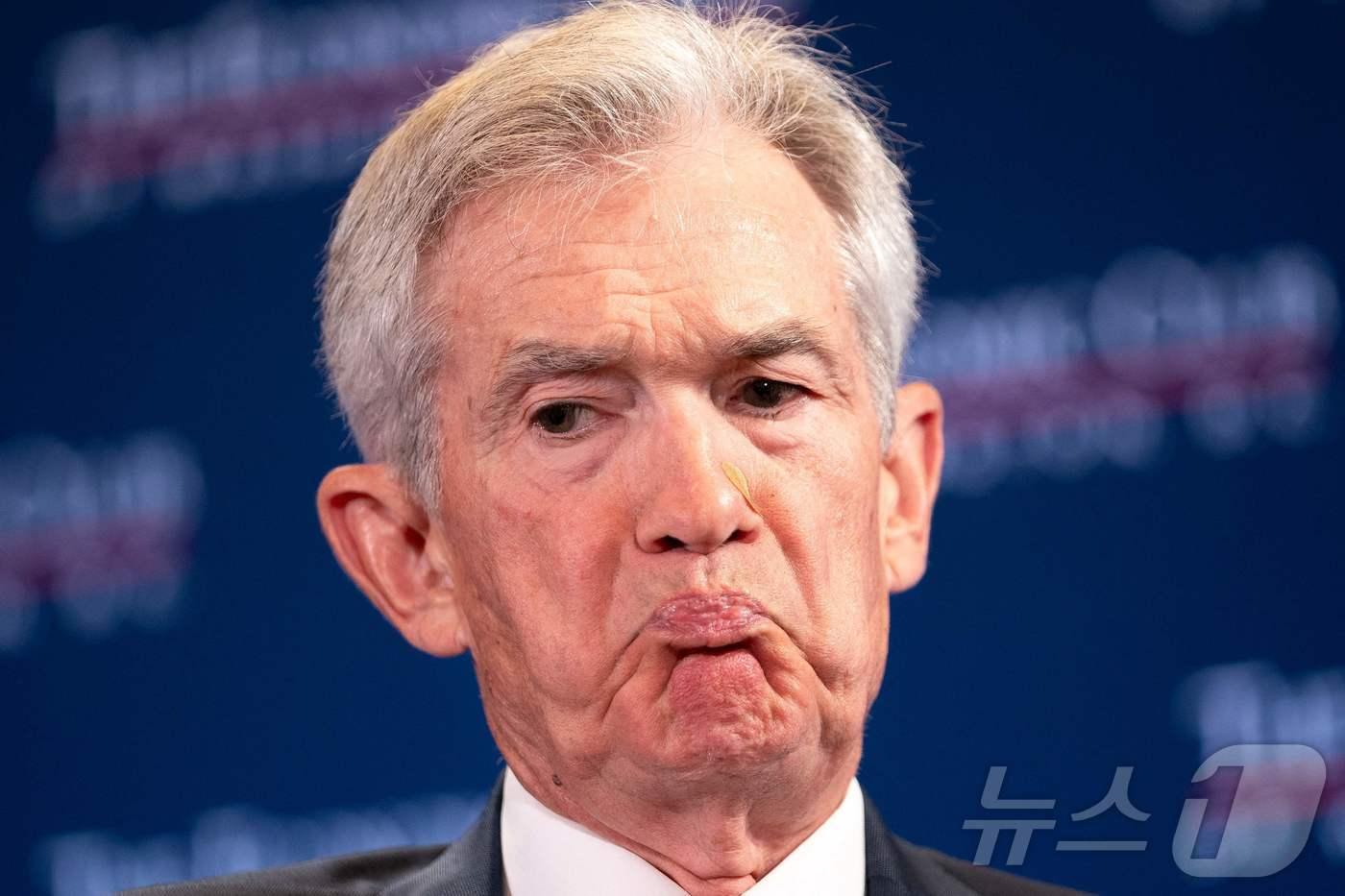 15일(현지시간) 제롬 파월 미국 연방준비제도(Fed) 의장이 워싱턴DC에서 열린 이코노믹 클럽 대담에서 연설하고 있다. 파월 의장은 이날 "인플레이션이 2% 목표로 돌아가고 있다고 더 확신한다＂며 금리 인하가 멀지 않았음을 시사했다. 2024.07.15. ⓒ AFP=뉴스1 ⓒ News1 장시온 기자