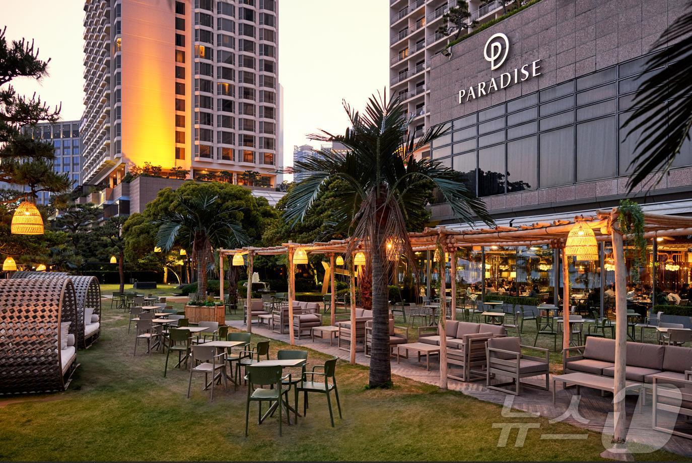 본문 이미지 - 파라다이스 호텔 부산에 문을 연 '더 비치 라운지' 전경.(파라다이스 호텔 부산 제공)