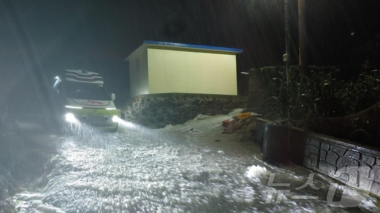 본문 이미지 - 16일 오전 0시 21분쯤 전남 신안군 흑산면 한 경사로에 폭우로 빗물이 쏟아져 내려오고 있다. (신안소방 제공) 2024.7.16/뉴스1