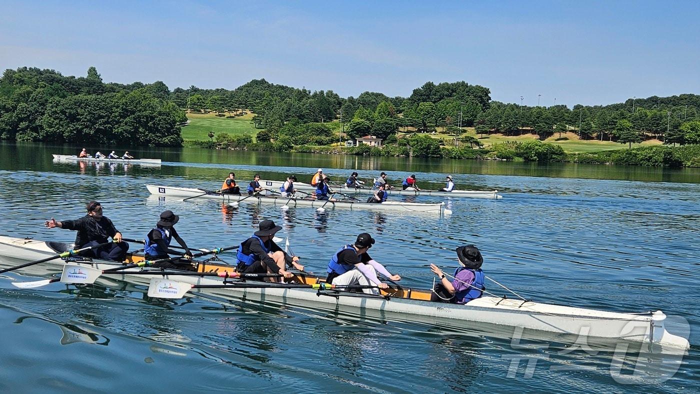  16일 충북 충주시는 단체로 조정을 체험하는 관광객이 늘고 있다고 밝혔다. 사진은 체험 모습.(충주시 제공)2024.7.16/뉴스1