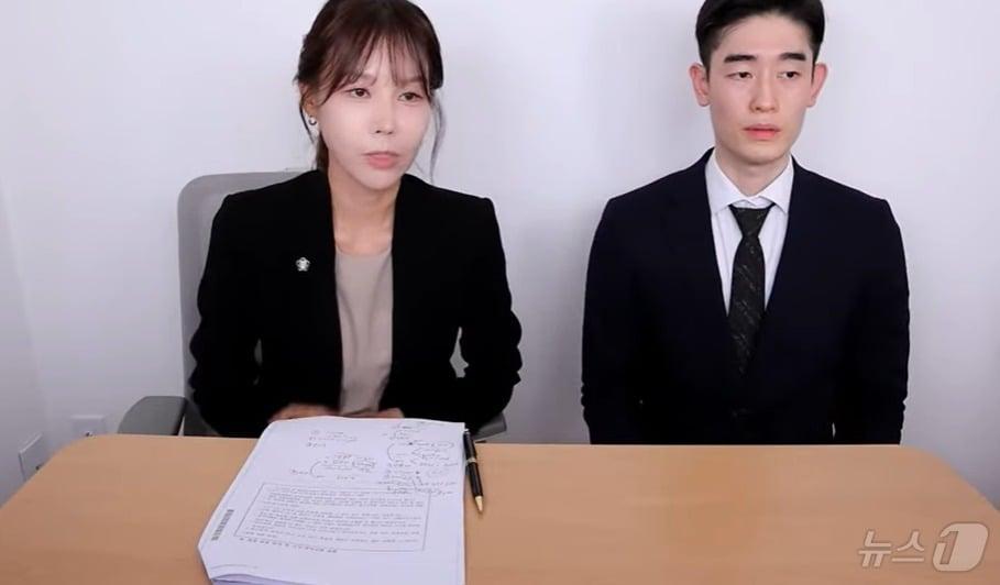 본문 이미지 -  쯔양의 법률 대리인인 김태연 변호사(왼쪽)가 지난 11일 유튜브 채널 '쯔양'에서 전 소속사 대표의 가혹행위 등과 일부 유튜버들의 사생활 폭로 협박에 대한 법률 조언 등을 이야기하고 있는 모습.  (유튜브 갈무리) ⓒ 뉴스1