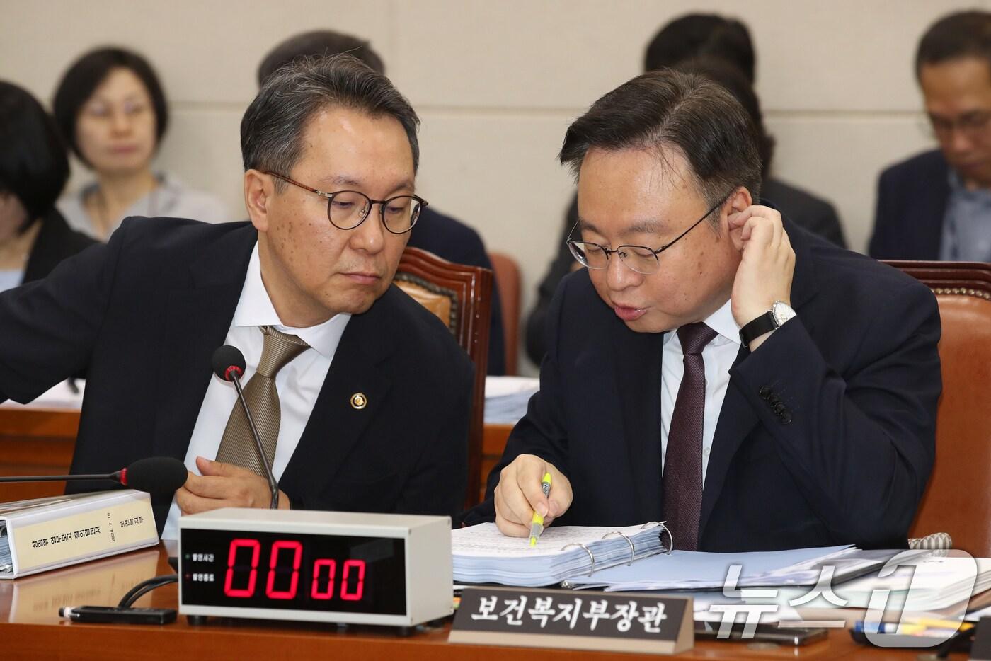 본문 이미지 - 조규홍 보건복지부장관과 박민수 2차관이 16일 오전 서울 여의도 국회에서 열린 보건복지위원회 전체회의에 출석해 대화하고 있다. 2024.7.16/뉴스1 ⓒ News1 이광호 기자