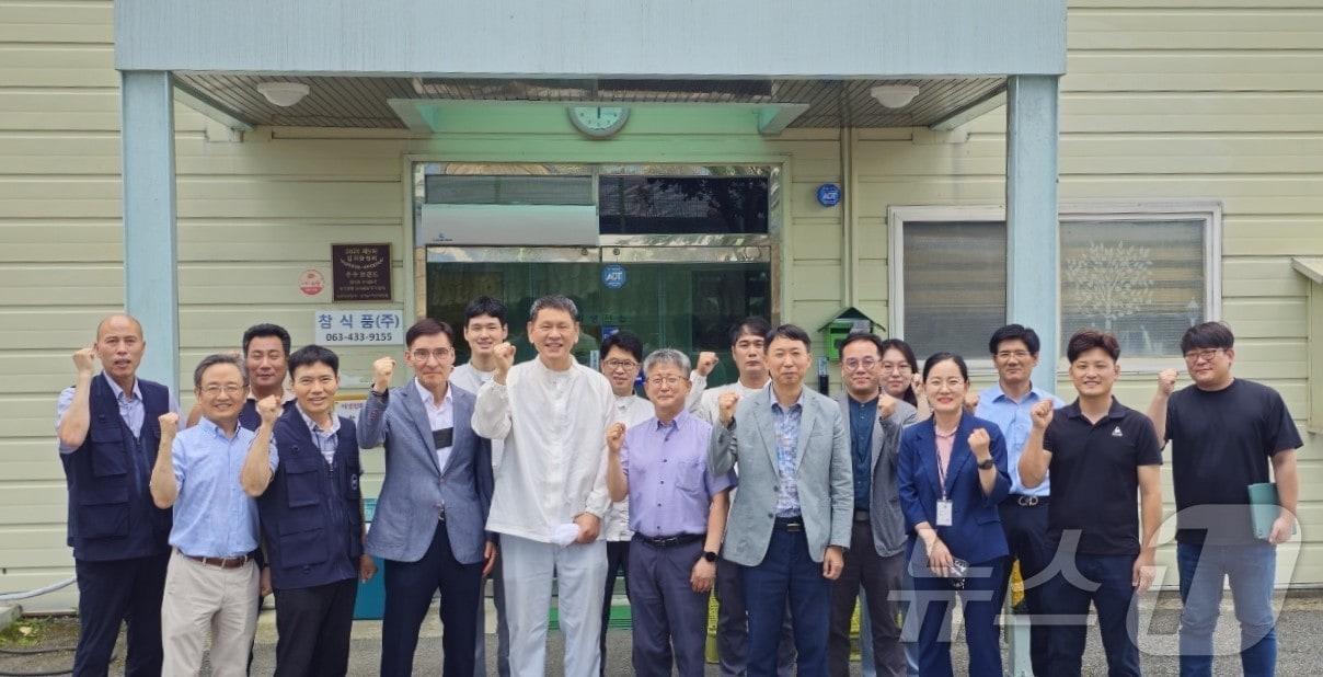 본문 이미지 - 16일 전북자치도 진안군 연장리 제2농공단지에 소재한 ㈜참식품에서 킥오프 미팅(Kickoff meeting)을 가졌다.(진안군제공)2024.7.16/뉴스1