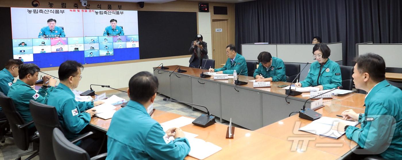 박범수 농림축산식품부 차관이 16일 오전 세종시 정부세종청사 상황실에서 가축질병 방역상황 점검 영상회의를 주재하며 발언하고 있다. 2024.7.16/뉴스1 ⓒ News1 김기남 기자