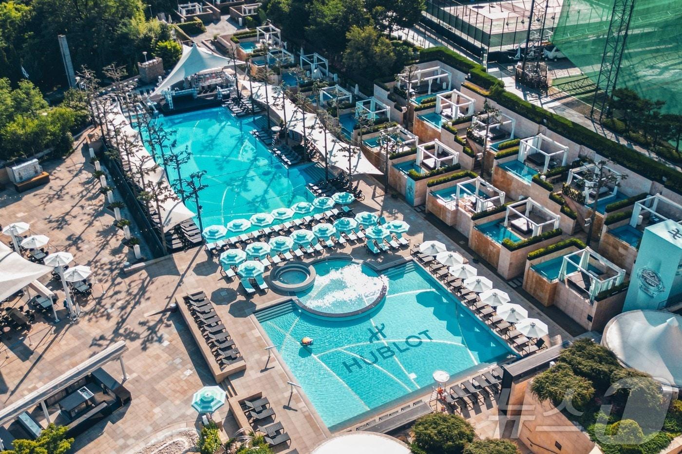 위블로 러브즈 섬머 캠페인을 전개하는 오아시스 야외 수영장(반얀트리 서울 제공)