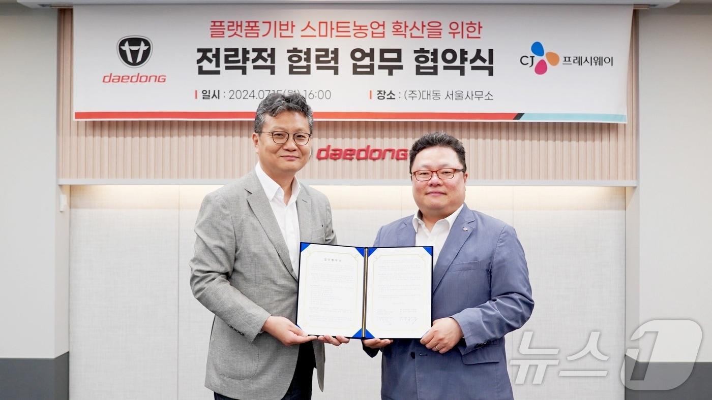 본문 이미지 - (왼쪽부터)나영중 대동 AI사업플랫폼부문장과 김종선 CJ프레시웨이 상품마케팅본부장이 스마트파밍 보급 협력 업무협약을 체결했다.(대동 제공)