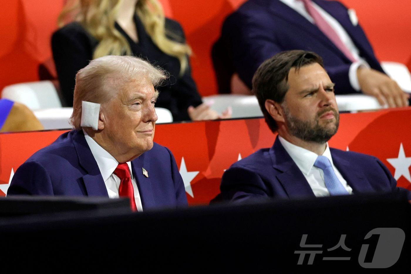 도널드 트럼프 전 미국 대통령이 15일 (현지시간) 위스콘신주 밀워키 파이서브 포럼에서 열린 전당대회에 부통령 후보인 J.D. 밴스 상원의원과 참석을 하고 있다. 2024.07.16 ⓒ AFP=뉴스1 ⓒ News1 우동명 기자