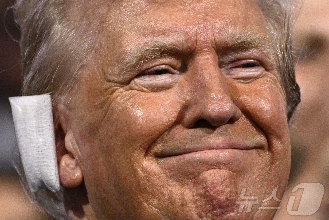 본문 이미지 - 15일(현지시간) 미국 공화당 대선 후보인 도널드 트럼프 전 대통령이 위스콘신주 밀워키에서 열린 공화당 전당대회에 참석하고 있다. 2024.7.16 ⓒ AFP=뉴스1