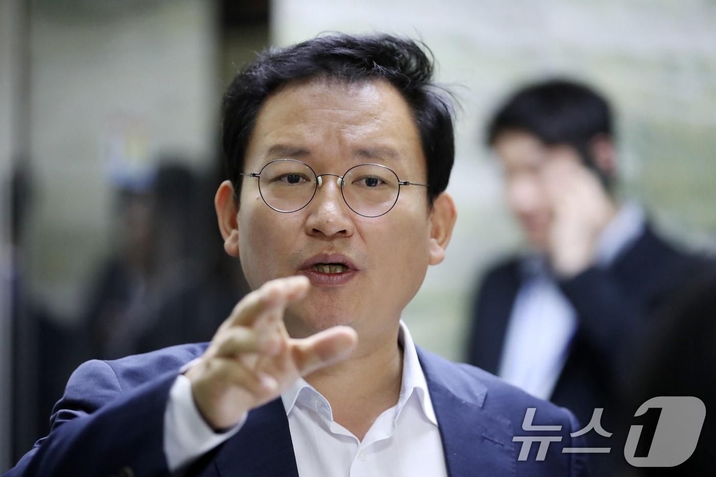 김형동 국회 환경노동위원회 국민의힘 간사가 지난해 7월16일 서울 여의도 국회에서 열린 환경노동위원회 제2차 고용노동법안심사소위원회를 마치고 취재진의 질의에 답하고 있다. 이날 환노위 고용노동소위에선 야당 단독으로 노란봉투법이 의결됐다. 2024.7.16/뉴스1 ⓒ News1 이승배 기자