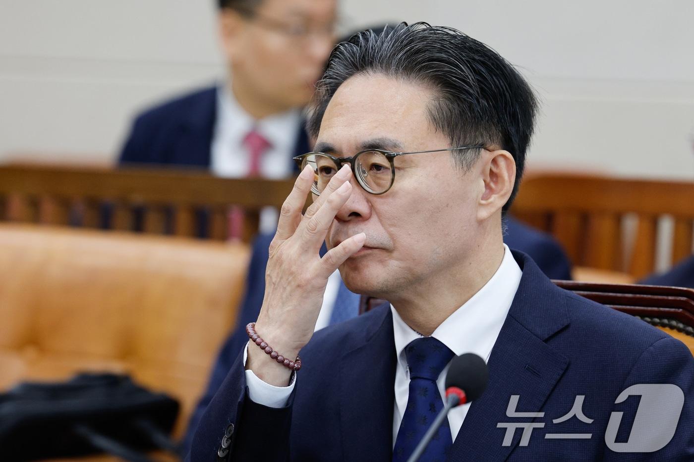 본문 이미지 - 강민수 국세청장 후보자가 16일 오전 서울 여의도 국회 기획재정위원회에서 열린 인사청문회에 출석해 안경을 고쳐쓰고 있다. 2024.7.16/뉴스1 ⓒ News1 안은나 기자