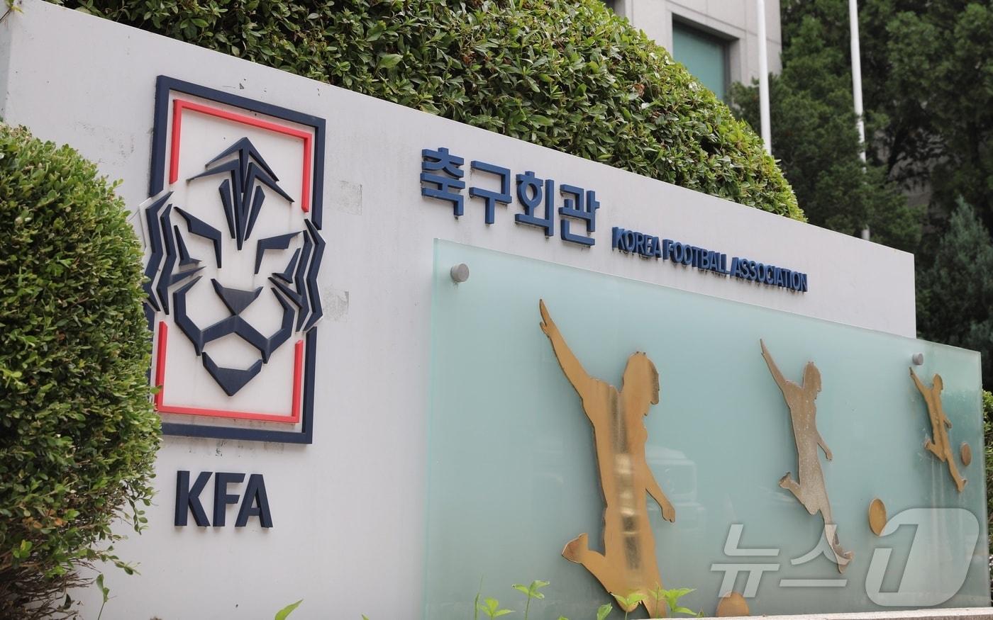 문화체육관광부는 "이제는 한계에 다다랐다＂며 대한축구협회의 홍명보 축구대표팀 감독 선임 과정에서 문제가 없었는지 직접 조사하겠다고 밝혔다. 사진은 16일 오전 서울 종로구 신문로에 위치한 축구회관 현판이다. 2024.7.16/뉴스1 ⓒ News1 이강 기자