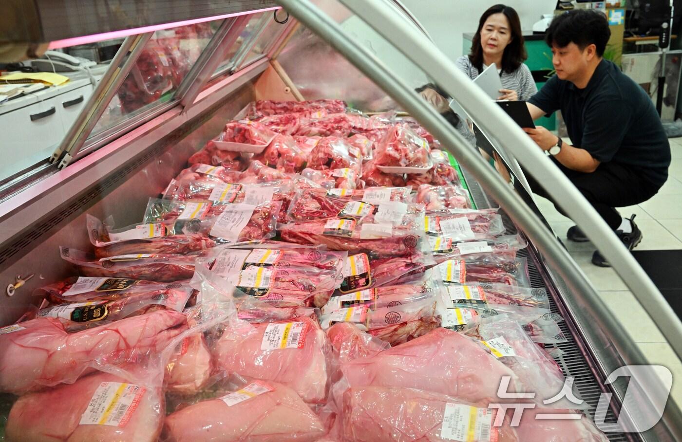 경기 수원시 팔달구 못골시장에서 국립농산물품질관리원 경기지원 수원사무소 관계자들이 축산물 원산지 표시 점검을 하고 있다. (공동취재)(사진은 기사 내용과 무관함) / 뉴스1 ⓒ News1