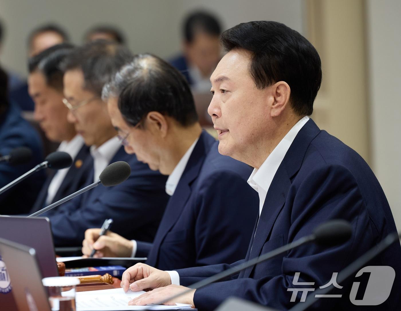 본문 이미지 - 윤석열 대통령이 16일 서울 용산 대통령실 청사에서 국무회의를 주재하고 있다. (대통령실 제공) 2024.7.16/뉴스1 ⓒ News1 송원영 기자