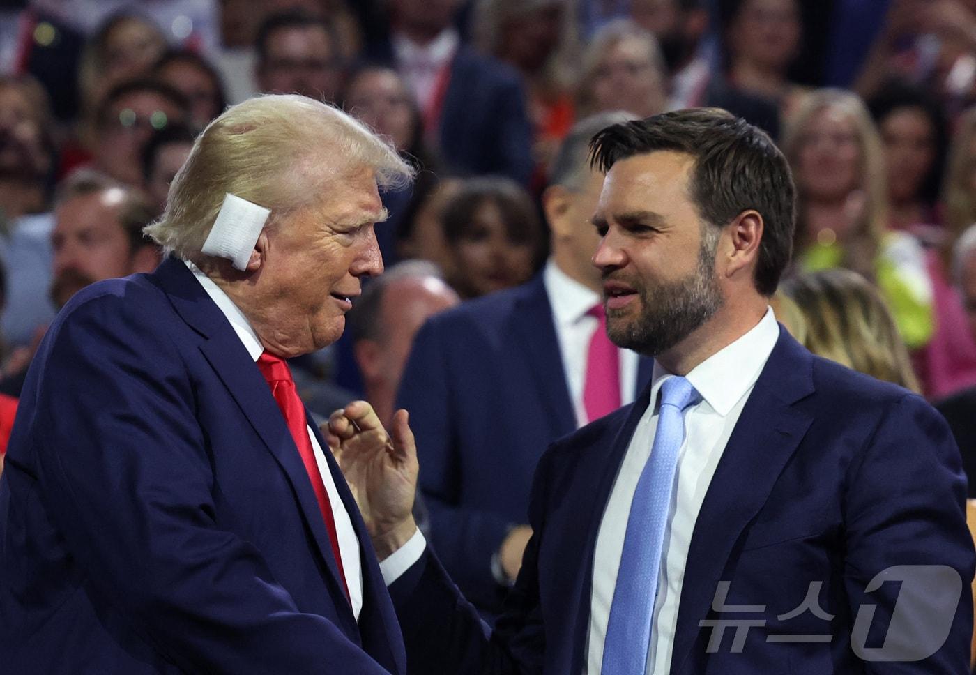 15일(현지시간) 미국 위스콘신주 밀워키에서 열린 공화당 전당대회에서 도널드 트럼프 전 미국 대통령과 J.D. 밴스 공화당 부통령 후보가 이야기를 나누고 있다. 2024.07.15. ⓒ 로이터=뉴스1 ⓒ News1 장시온 기자