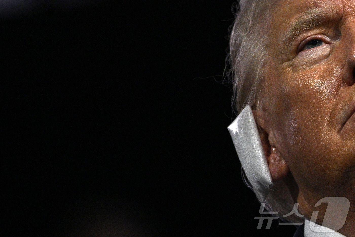 도널드 트럼프 미국 대통령은 대선 당시 암살 시도로 입은 오른쪽 귀 총상에 붕대를 댔다.  ⓒ AFP=뉴스1 ⓒ News1 장시온 기자