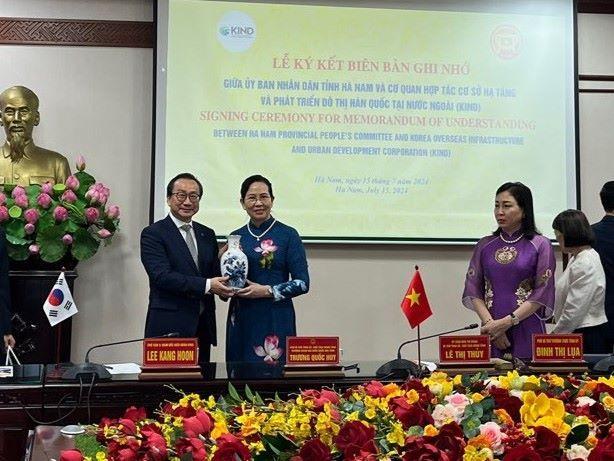본문 이미지 - KIND 베트남 하남성 인민위원회 MOU 체결 모습.(한국해외인프라도시개발지원공사 제공)