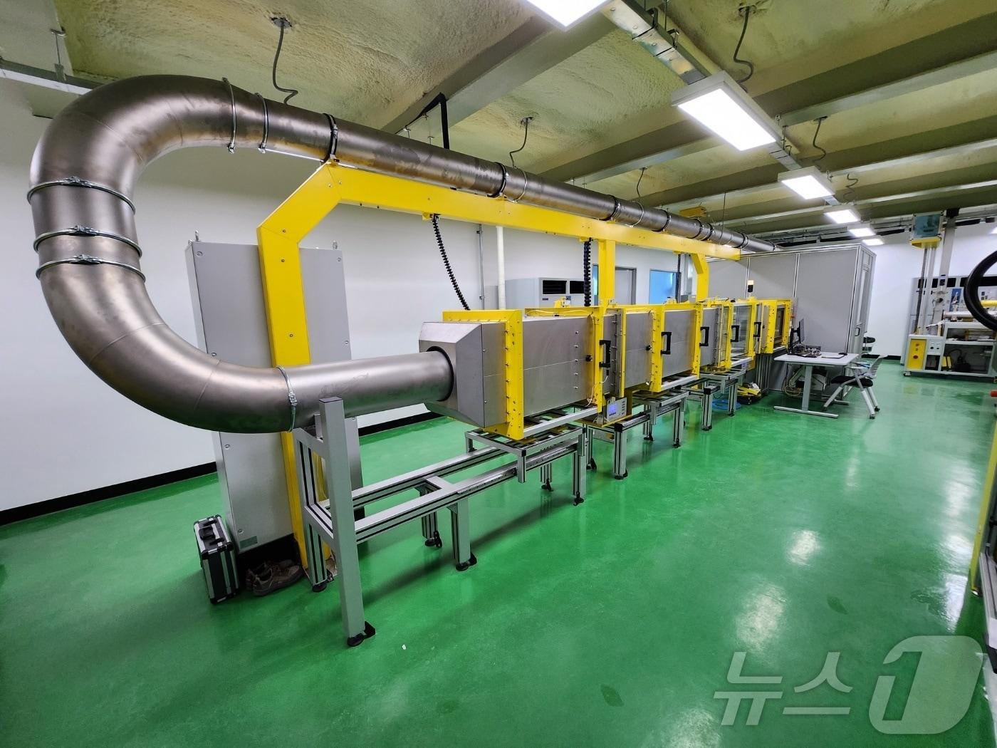 본문 이미지 - 한국섬유개발연구원 집진필터실증센터가 한국인정기구(KOLAS)로부터 국제공인시험기관 인정을 획득했다. 사진은 집진필터 백모듈 여과효율 분석기.(섬유개발연구원 제공)