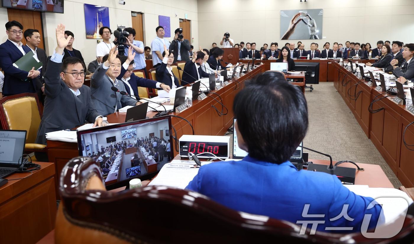 본문 이미지 - 국회 과학기술정보방송통신위원회 소속 여당 간사인 최형두 국민의힘 의원 등이 16일 서울 여의도 국회에서 열린 과방위 전체회의에서 이진숙 방송통신위원장 후보자에 대한 인사청문회를 이틀 간 진행하자는 내용을 골자로 하는 계획안을 반대하고 있다. 2024.7.16/뉴스1 ⓒ News1 김민지 기자