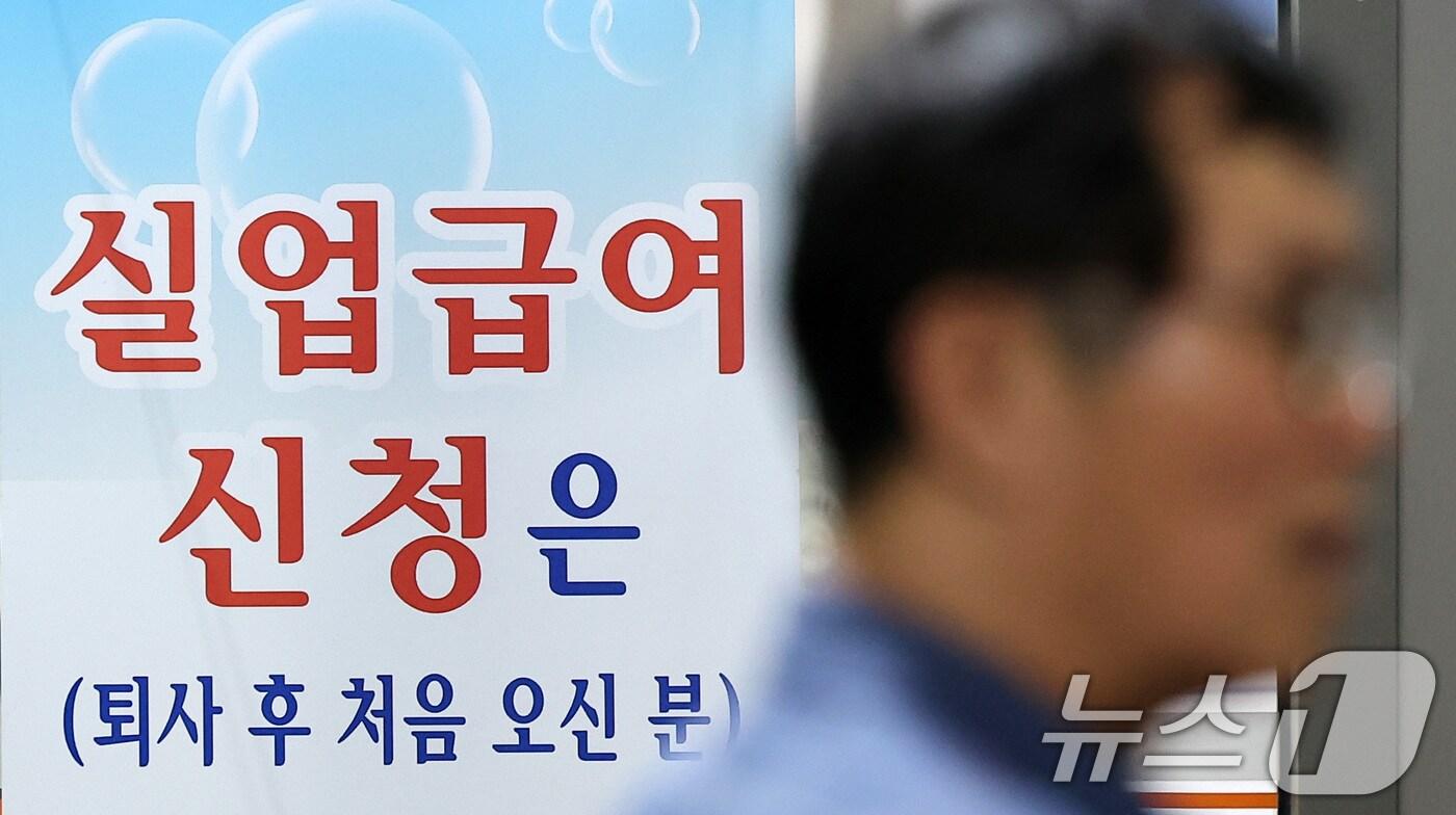 본문 이미지 - 사진은 16일 서울 마포구 서울서부고용복지플러스센터에 설치된 실업급여 관련 안내문. 2024.7.16/뉴스1 ⓒ News1 김성진 기자