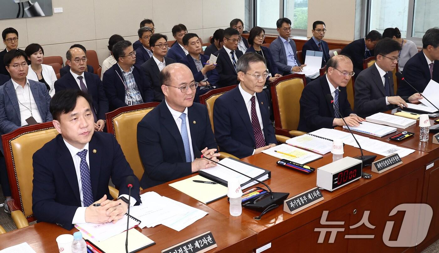 이종호 과학기술정보통신부 장관이 16일 서울 여의도 국회에서 열린 과학기술정보방송통신위원회 전체회의에 자리해 있다. 앞줄 왼쪽부터 강도현 과기정통부 2차관, 이창윤 과기정통부 1차관, 이 장관, 이상인 방송통신위원장 직무대행, 유국희 원자력안전위원장, 윤영빈 우주항공청장. 2024.7.16/뉴스1 ⓒ News1 김민지 기자