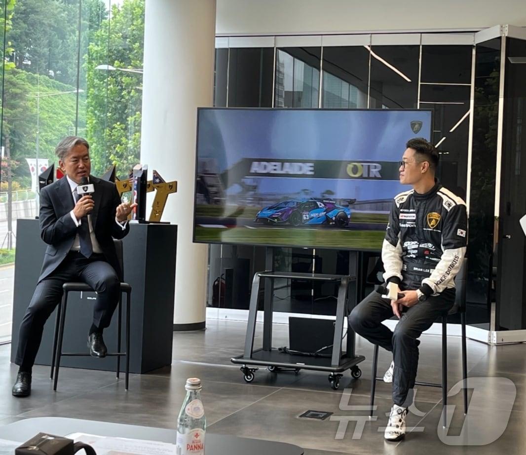 본문 이미지 -  16일 서울 삼성동 람보르기니 서울 센트럴 전시장에서 김종복 람보르기니 서울 대표(왼쪽)와 이창우 그릿모터테인먼트 대표 겸 치프 드라이버가 발언을 하는 모습.