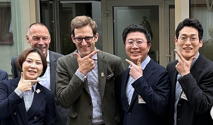 본문 이미지 - 라우터 비타 회장(가운데)와 강정호 미니쉬테크놀로지 대표(오른쪽 두번째)가 기념촬영을 하고 있다. /제공 = 미니쉬테크놀로지