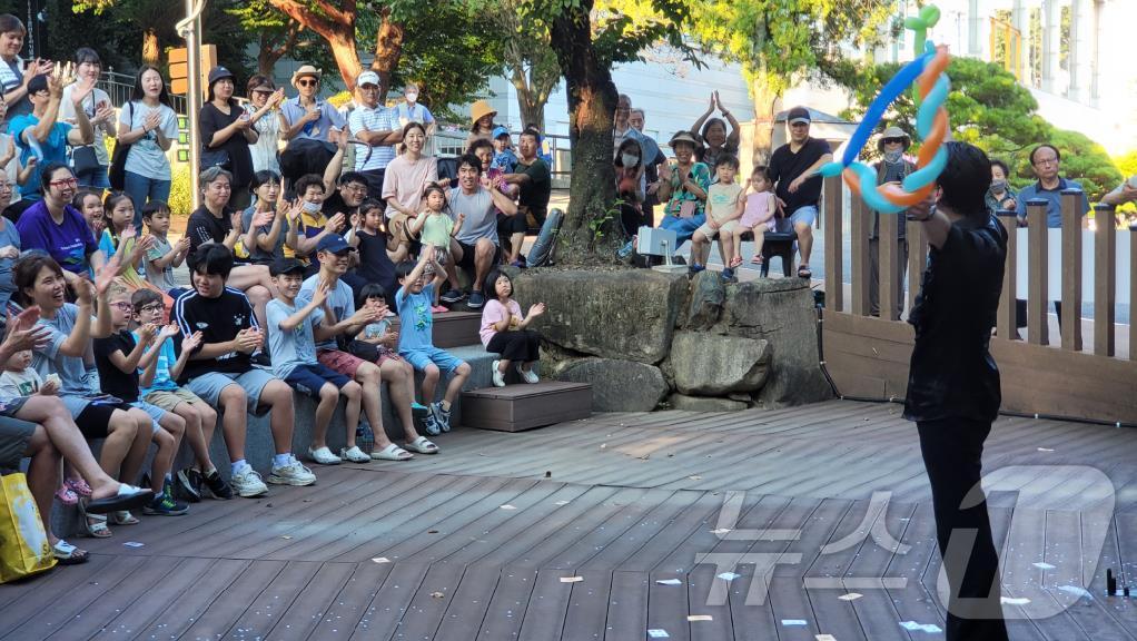 본문 이미지 - 지난해 어린이대공원 물놀이장 개장 기념 행사 현장(부산시설공단 제공)