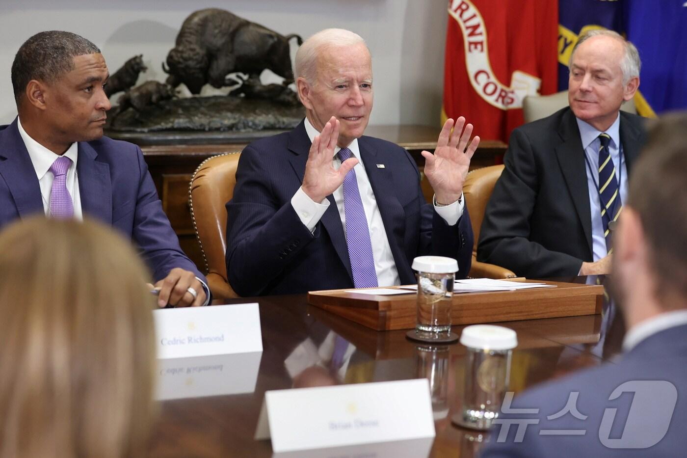본문 이미지 - 조 바이든 미국 대통령이 2021년 7월 워싱턴DC 백악관에서 스티브 리체티 백악관 선임고문(오른쪽)과 마이클 리건 환경보호청장(왼쪽)이 배석한 가운데 산업·노동계 인사들과의 간담회를 주재하는 모습<자료사진>. 2021.07.22. ⓒ 로이터=뉴스1 ⓒ News1 김성식 기자