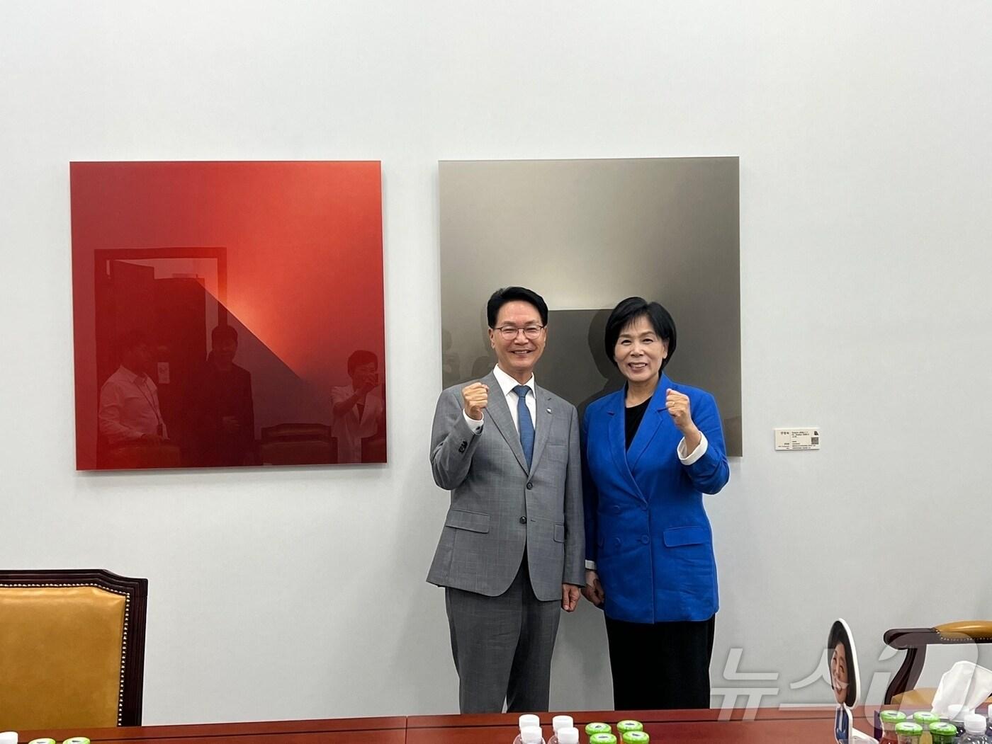 본문 이미지 - 심덕섭 고창군수가 16일 최민희 국회 과방위원장과 면담하고 지역 주요 현안사업의 예산확보를 요청했다.(고창군 제공)2024.7.16/뉴스1