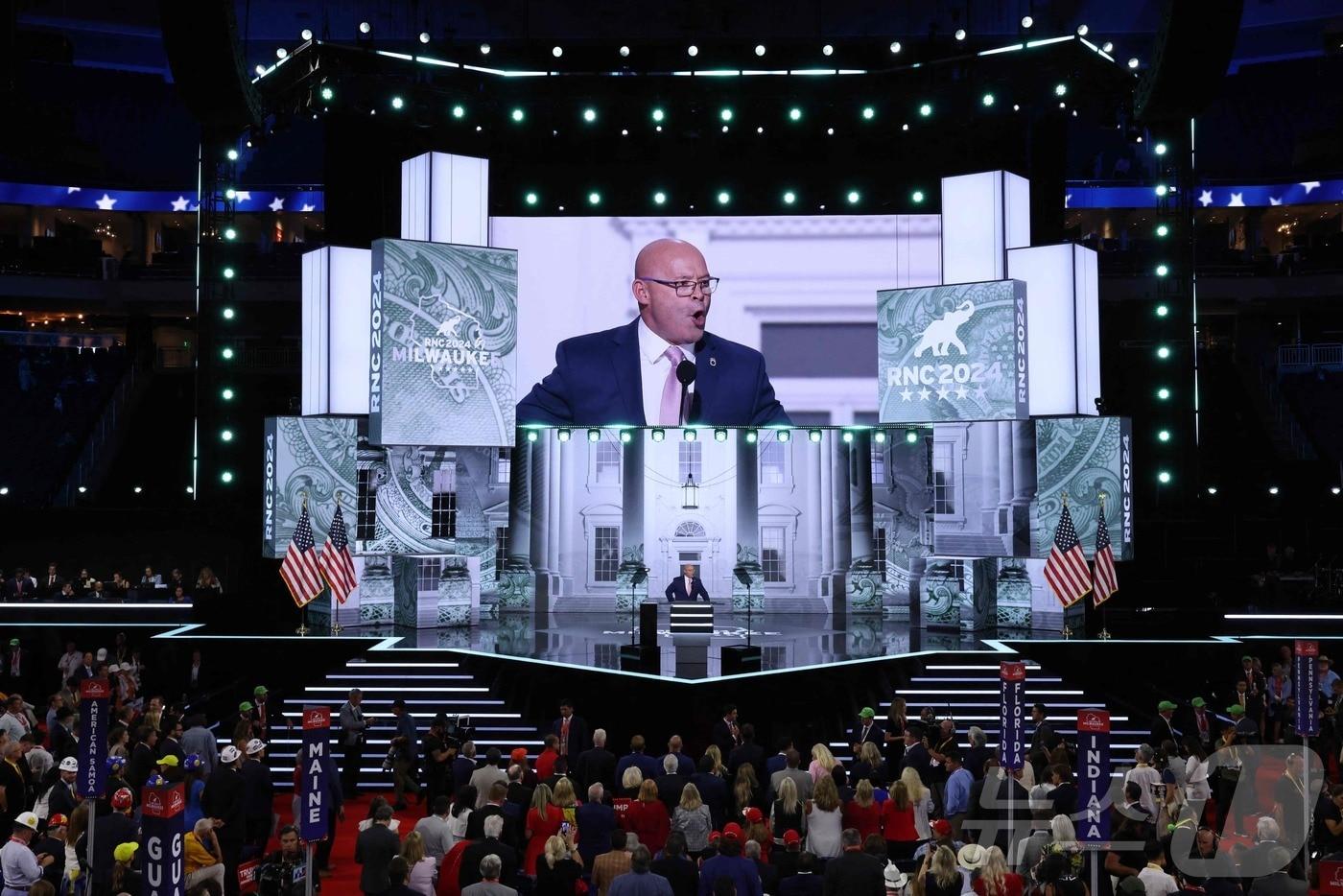 본문 이미지 - 15일(현지시간) 미국 위스콘신주 밀워키에서 열린 공화당 전당대회에서 숀 오브라이언 운수 노조 팀스터스 회장이 연설하고 있다. 2024.07.15 ⓒ AFP=뉴스1 ⓒ News1 정지윤 기자