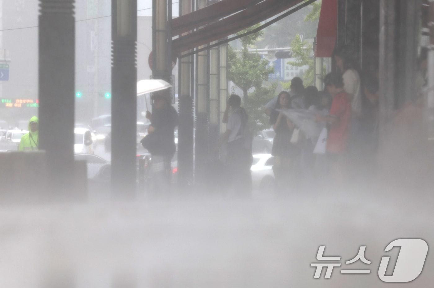 본문 이미지 - 장맛비가 내리는 모습. 2024.7.16/뉴스1 ⓒ News1 장수영 기자