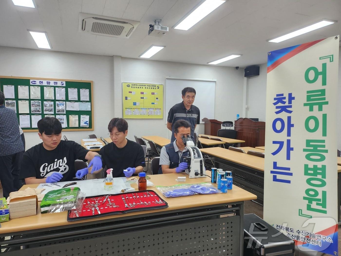 본문 이미지 -  정읍시 ‘찾아가는 어류 이동병원’(정읍시 제공)2024.7.16/뉴스1
