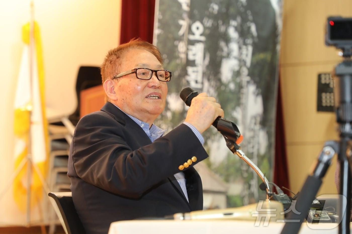 본문 이미지 - 16일 오후 제주 제주4·3평화공원 대강당에서 열린 제23회 제주4·3 증언본풀이 마당에서 이한진씨(재미제주도민회 뉴욕 회장·87)는 아픈 가족사를 풀어내고 있다.2024.7.16/뉴스1 ⓒ News1 홍수영 기자