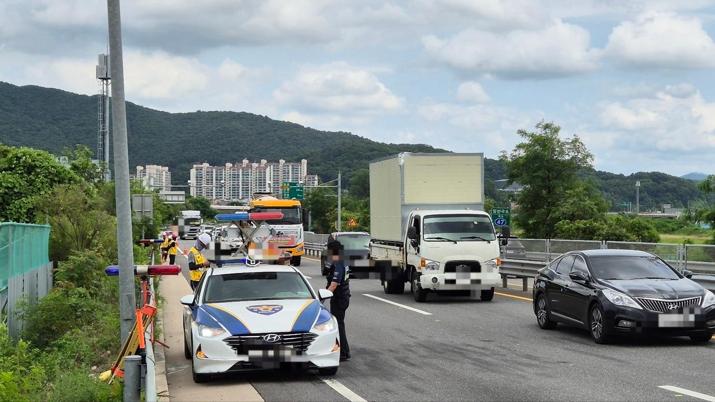 본문 이미지 - 16일 경기 남양주시 진접2지구 인근에서 도로가 칩하됐다는 신고가 접수돼 한국토지주택공사(LH)가 긴급 복구작업을 벌이고 있다. 신고를 받고 출동한 경찰이 안전사고 예방을 위해 도로를 통제하고 있는 모습. 2024.07.16./뉴스1 양희문 자