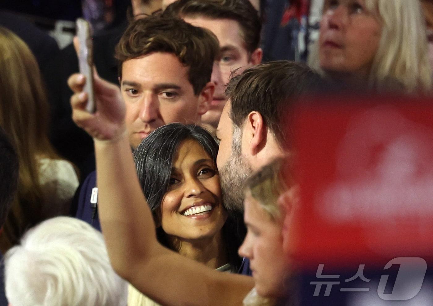 15일(현지시간) 미국 위스콘신주(州) 밀워키에서 열린 공화당 전당대회에 당 부통령 후보인 J.D. 밴스가 아내 우샤 칠루쿠리 밴스와 동행했다. 2024.07.15/뉴스1 ⓒ 로이터=뉴스1 ⓒ News1 조소영 기자