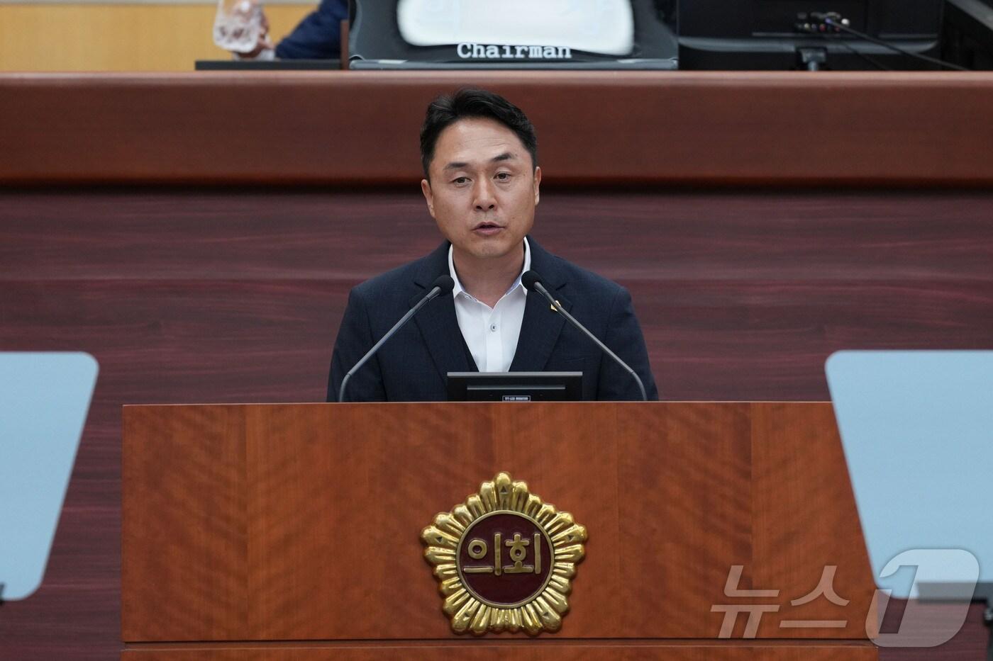 본문 이미지 - 16일 한정수 전북자치도의원이 집중호우로 피해를 입은 익산시와 군산시에 대한 특별재난지역 지정을 촉구하고 있다.(의회제공)2024.7.16/뉴스1