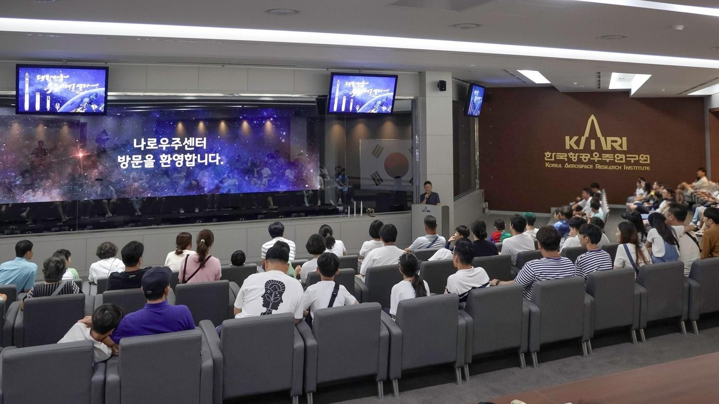 코레일관광개발 우주과학열차 참가자들이 나로우주센터를 관람하고 있다.(코레일관광개발 제공)