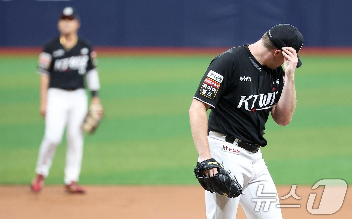 본문 이미지 - 16일 서울 구로구 고척스카이돔에서 열린 '2024 신한은행 SOL뱅크 KBO리그' kt 위즈와 키움 히어로즈의 경기, kt 선발 벤자민이 1회말 피치컴을 통해 장성우의 사인을 듣고 있다. 2024.7.16/뉴스1 ⓒ News1 김성진 기자