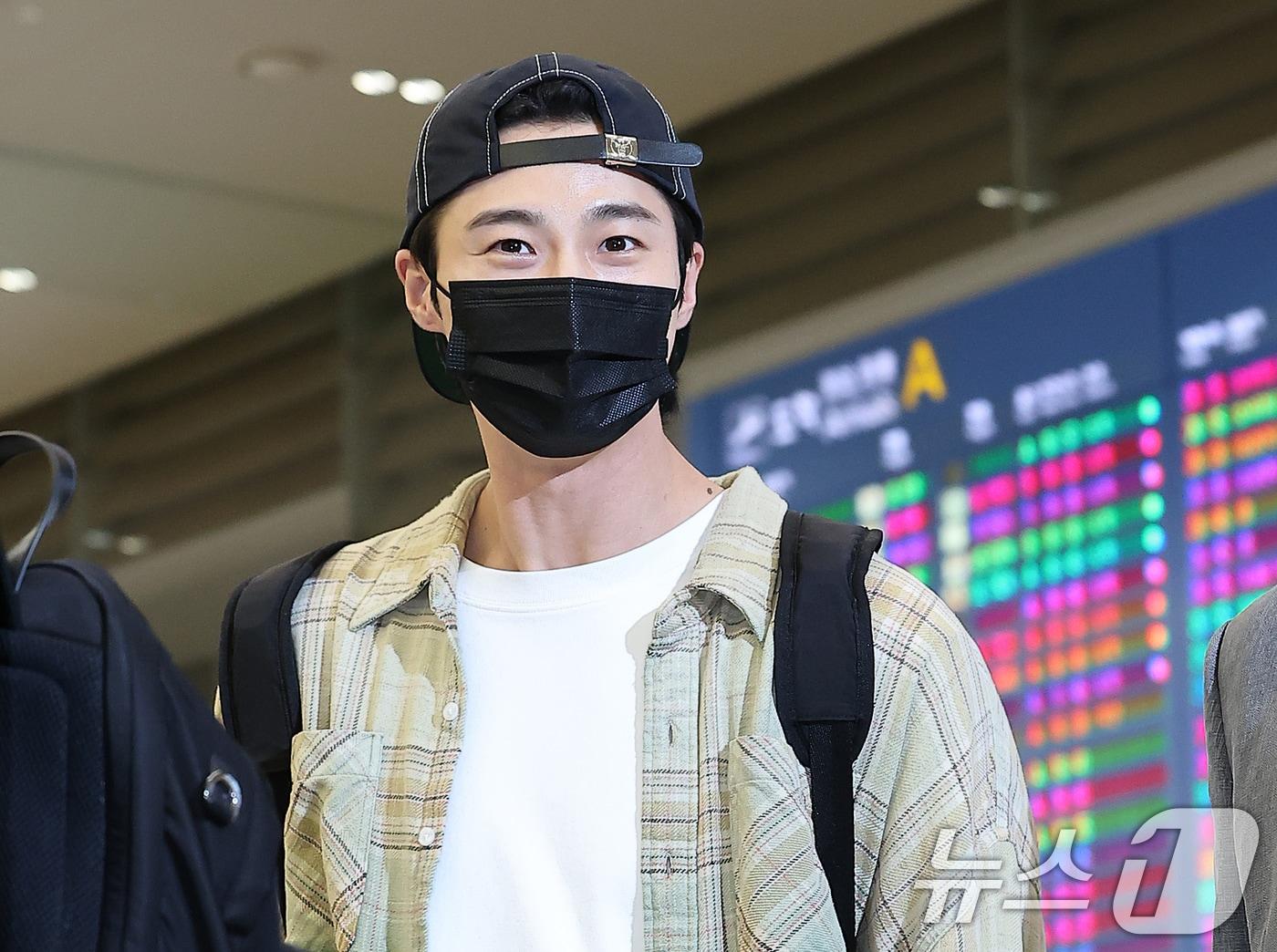 본문 이미지 - 배우 변우석이 지난 7월 홍콩에서 열린 아시아 팬미팅 일정을 마치고 인천국제공항 제2터미널을 통해 입국하고 있는 모습. 2024.7.16/뉴스1 ⓒ News1 김진환 기자